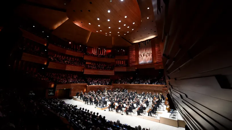 Intérieur de la grande salle de concert de la Philharmonie de Paris, avec son acoustique exceptionnelle et des sièges rouges
